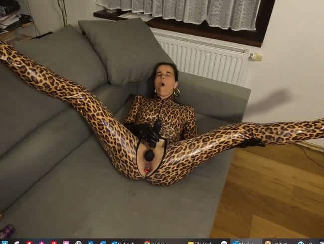 Ich genieße es, gekleidet in meinen Leoparden Catsuit, mich geil mit meinem Magic Wand zu ficken