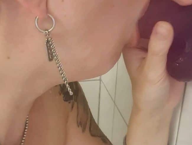 Blowjob in der Dusche mit einem Dildo